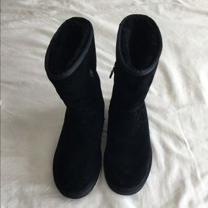 NWOT Short black UGG boots with side zipper